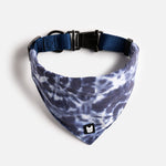 Collier bandana pour chien en popeline – Bleu tie-dye | Ajustable avec boucle en métal