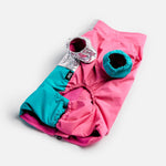 Survêtement pour chien Ricki – Combinaison imperméable rose avec accès au harnais et fermeture éclair